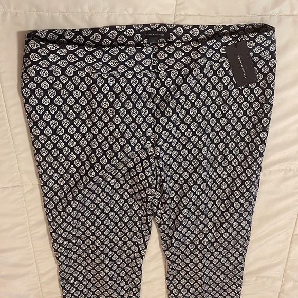 Floral print pants with zipper front, tapered leg, lightweight cotton fabric. - Picture 2 of 6